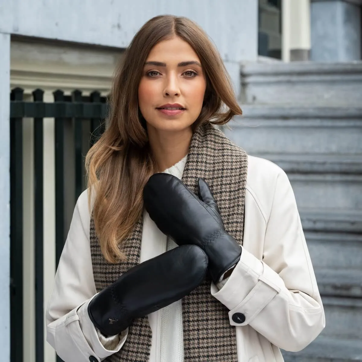 Mia – stylish leather mittens with luxurious lambswool lining & touchscreen feature